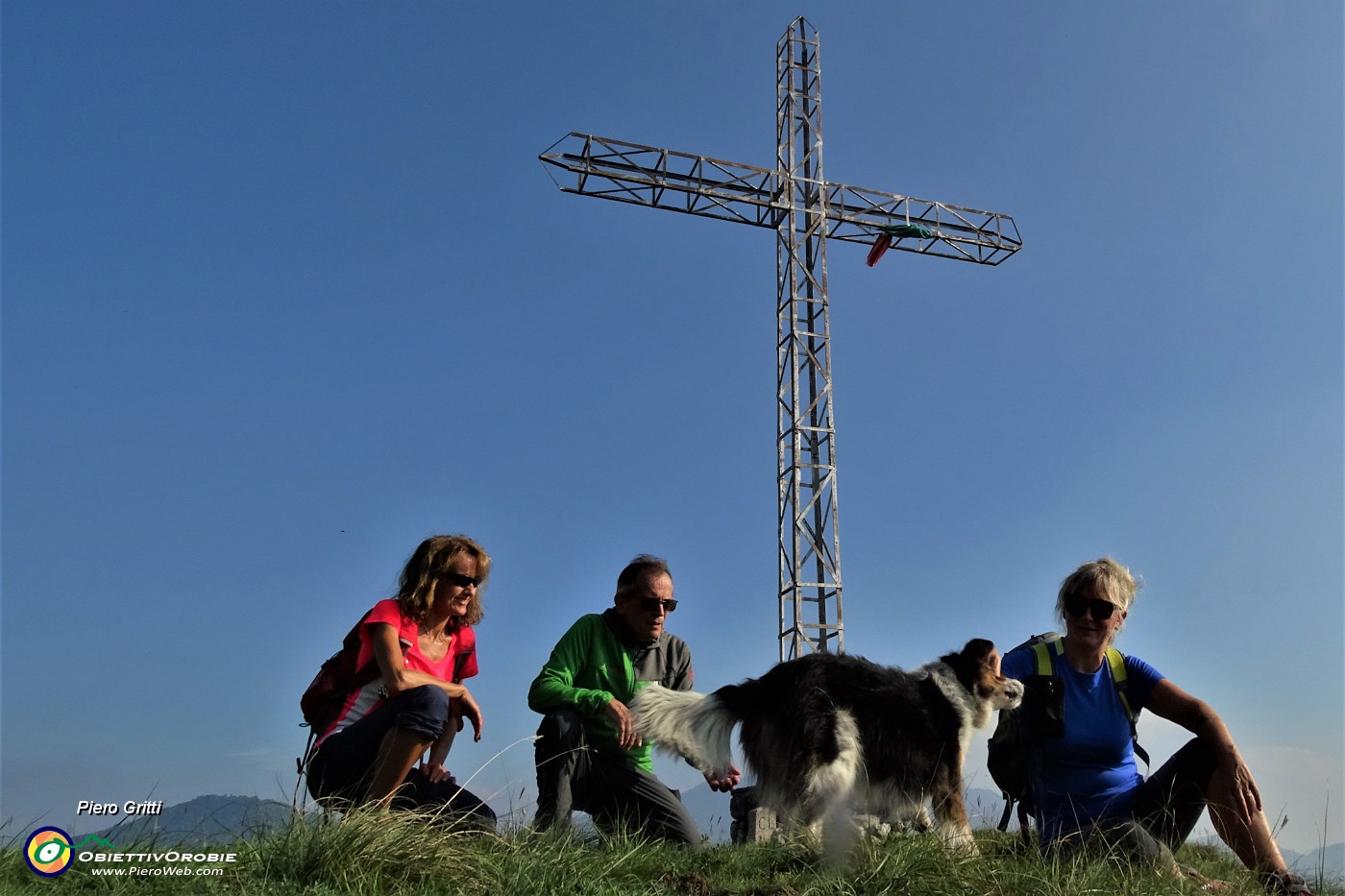 36 Alla croce di vetta del Pizzo di Spino (950 m).JPG